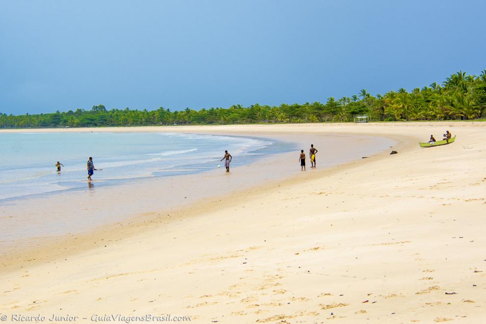 Imagem de adultos jogando bola na Praia Corumbau.